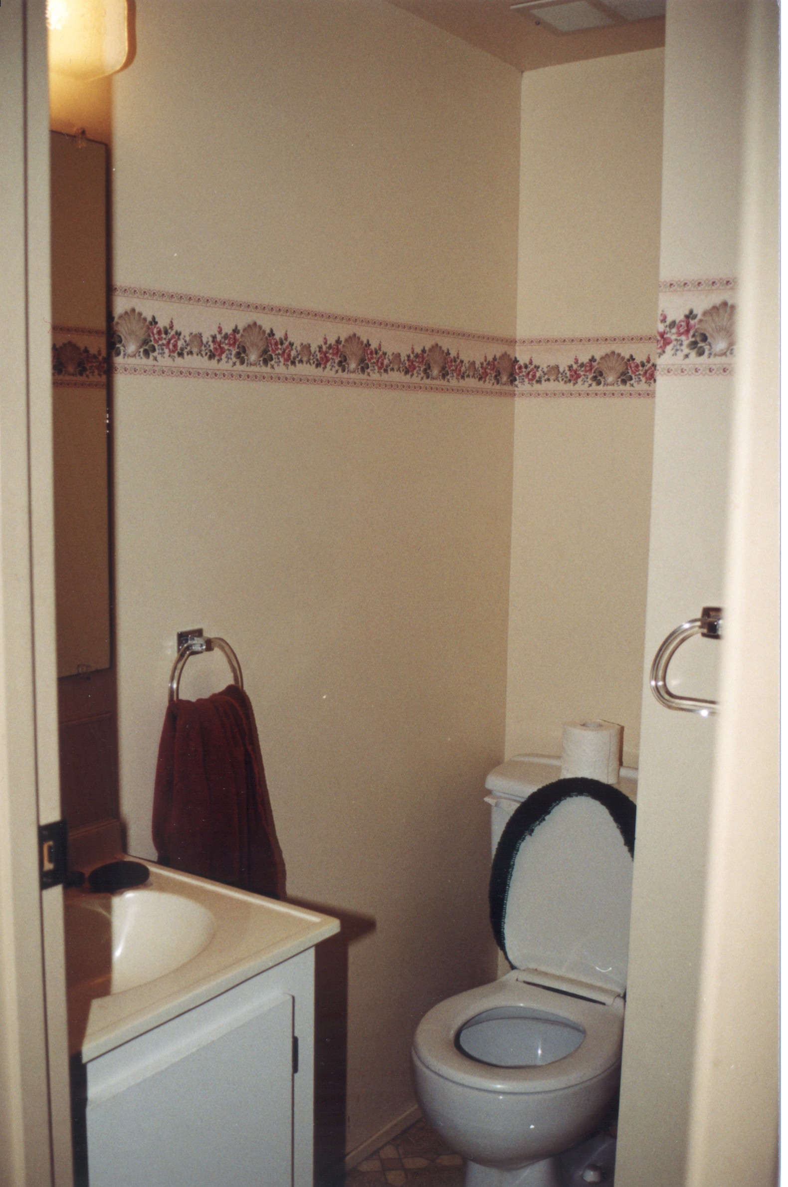 Downstairs-Bathroom-3.jpg, 616619 bytes, 6/07/00