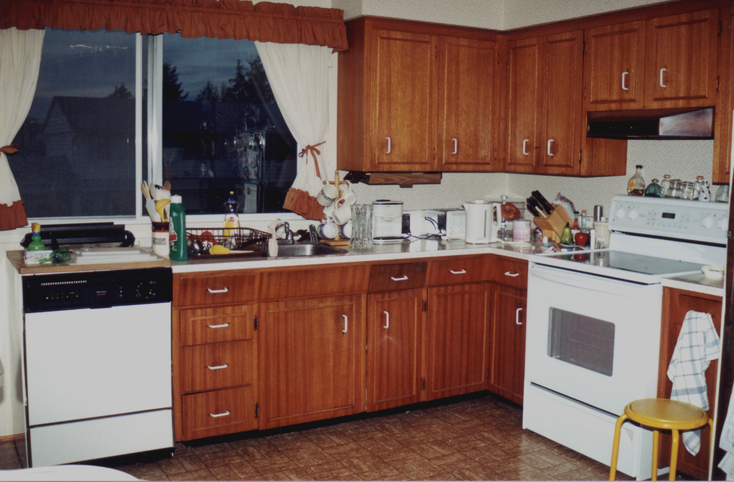 Kitchen-3.jpg, 612237 bytes, 6/10/00