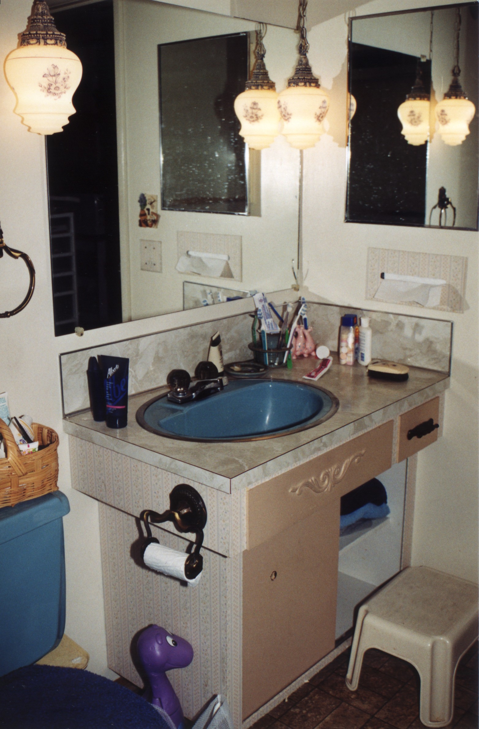 Upstairs-Bathroom-1.jpg, 649486 bytes, 6/08/00
