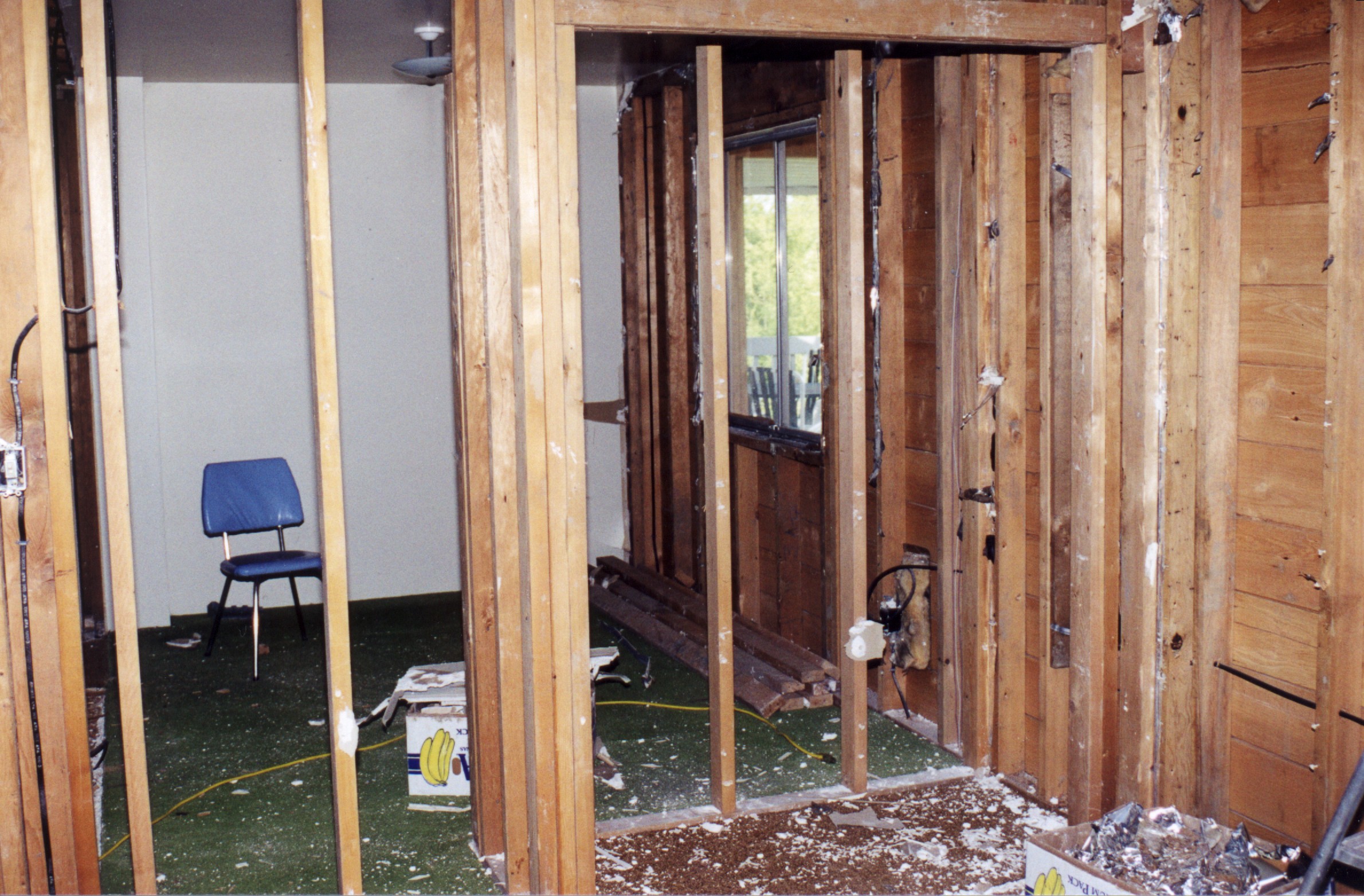 Box-Room-1.jpg, 859625 bytes, 6/11/00