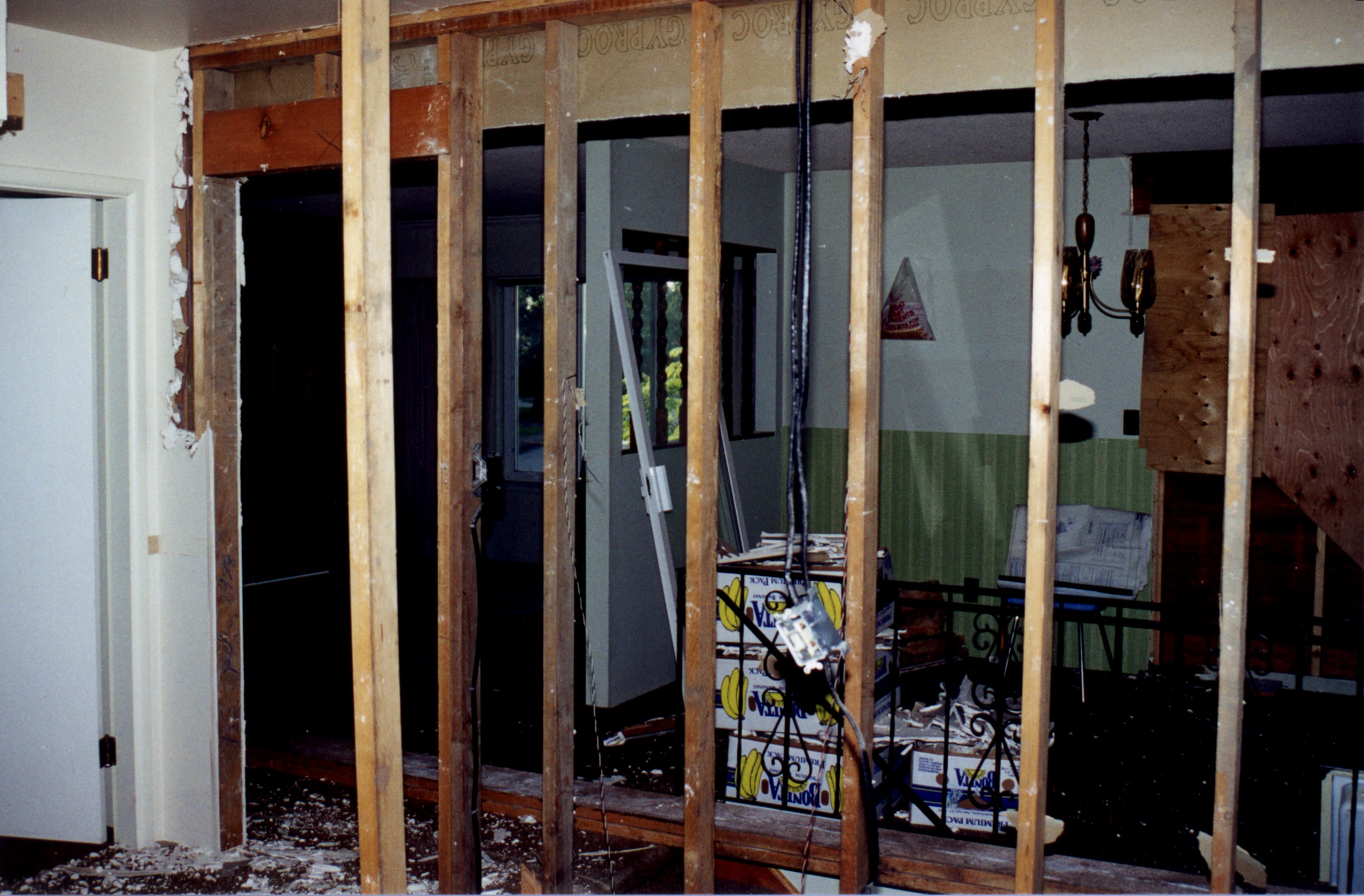 Dining-Room-1.jpg, 732095 bytes, 6/12/00