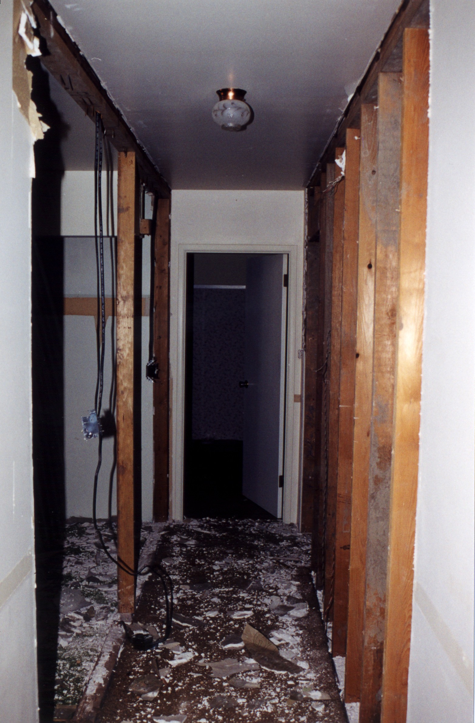 Upper-Hallway-1.jpg, 728978 bytes, 6/12/00