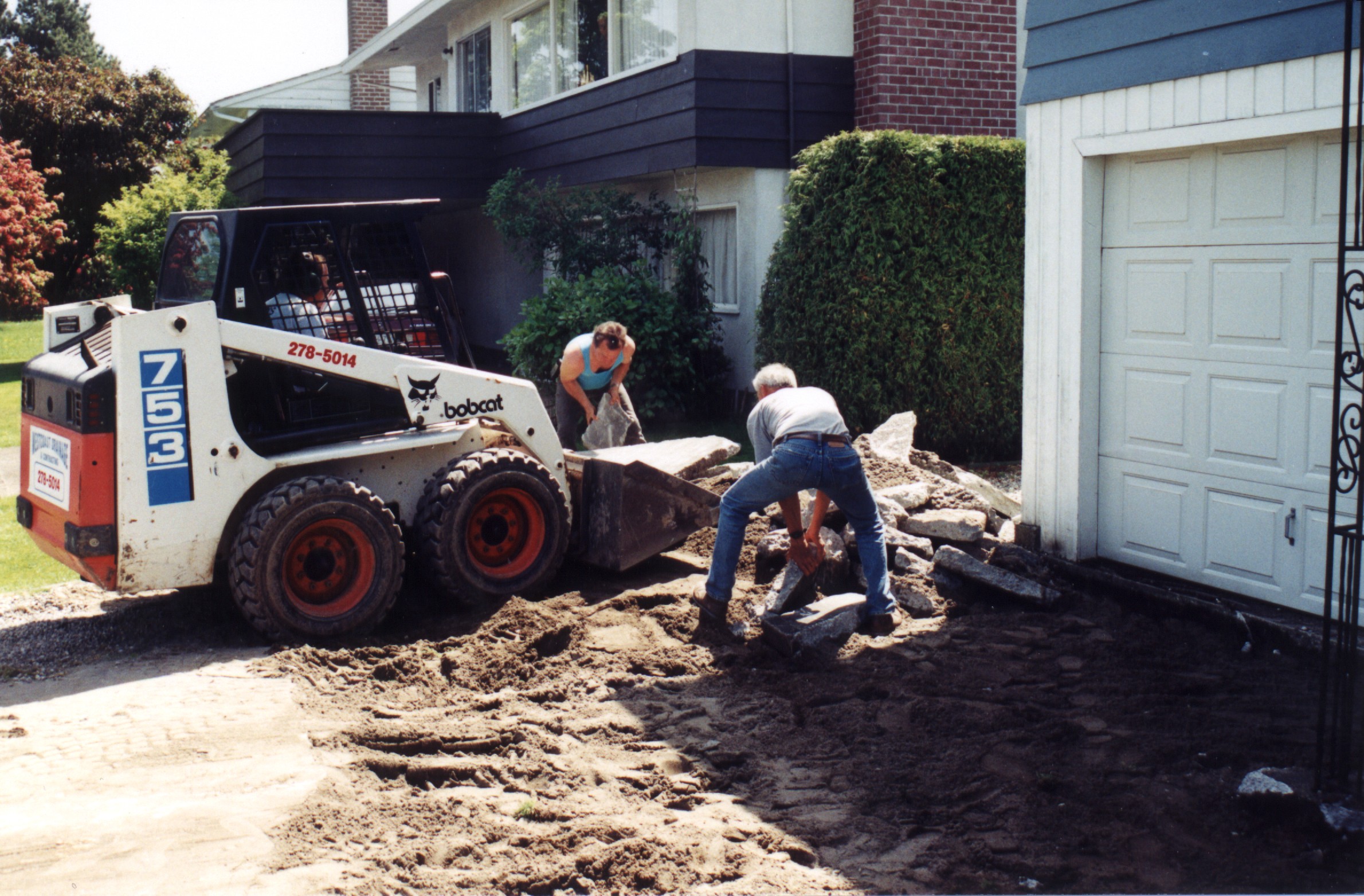 Driveway-1.jpg, 819558 bytes, 6/11/00