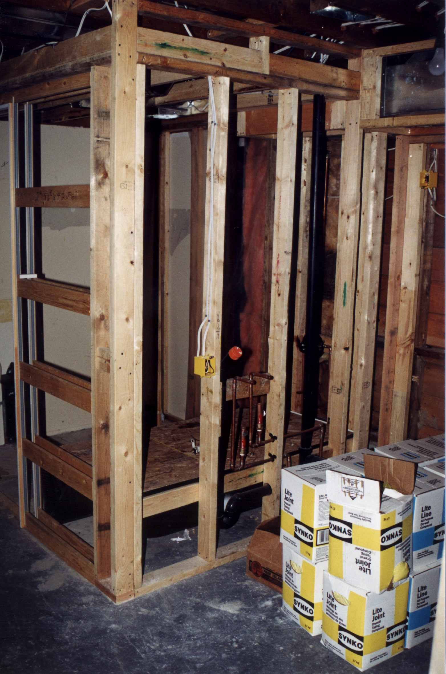 Downstairs-Bathroom-1.jpg, 756712 bytes, 10/21/00