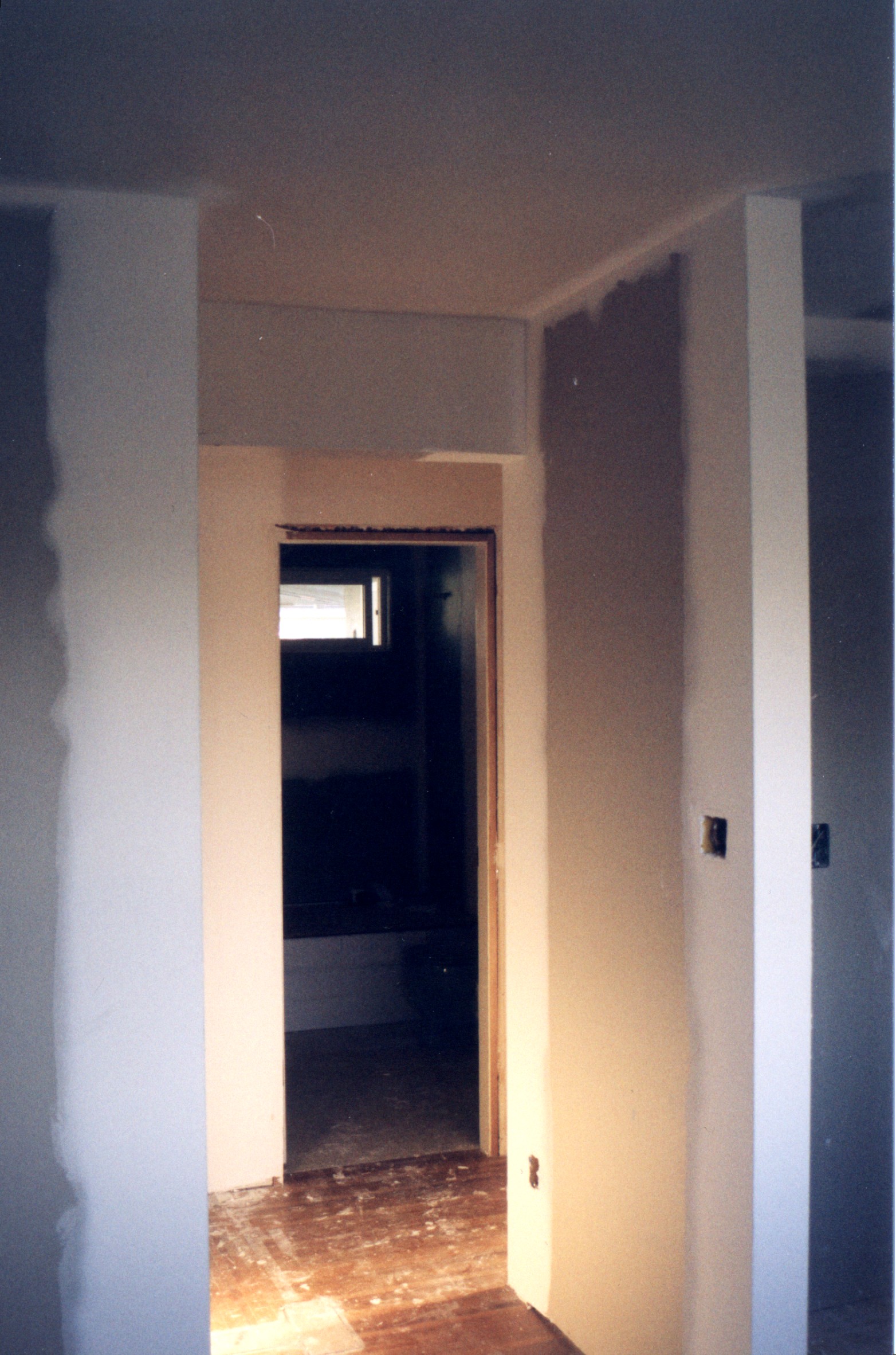 Upstairs-Bathroom-1.jpg, 718790 bytes, 10/22/00