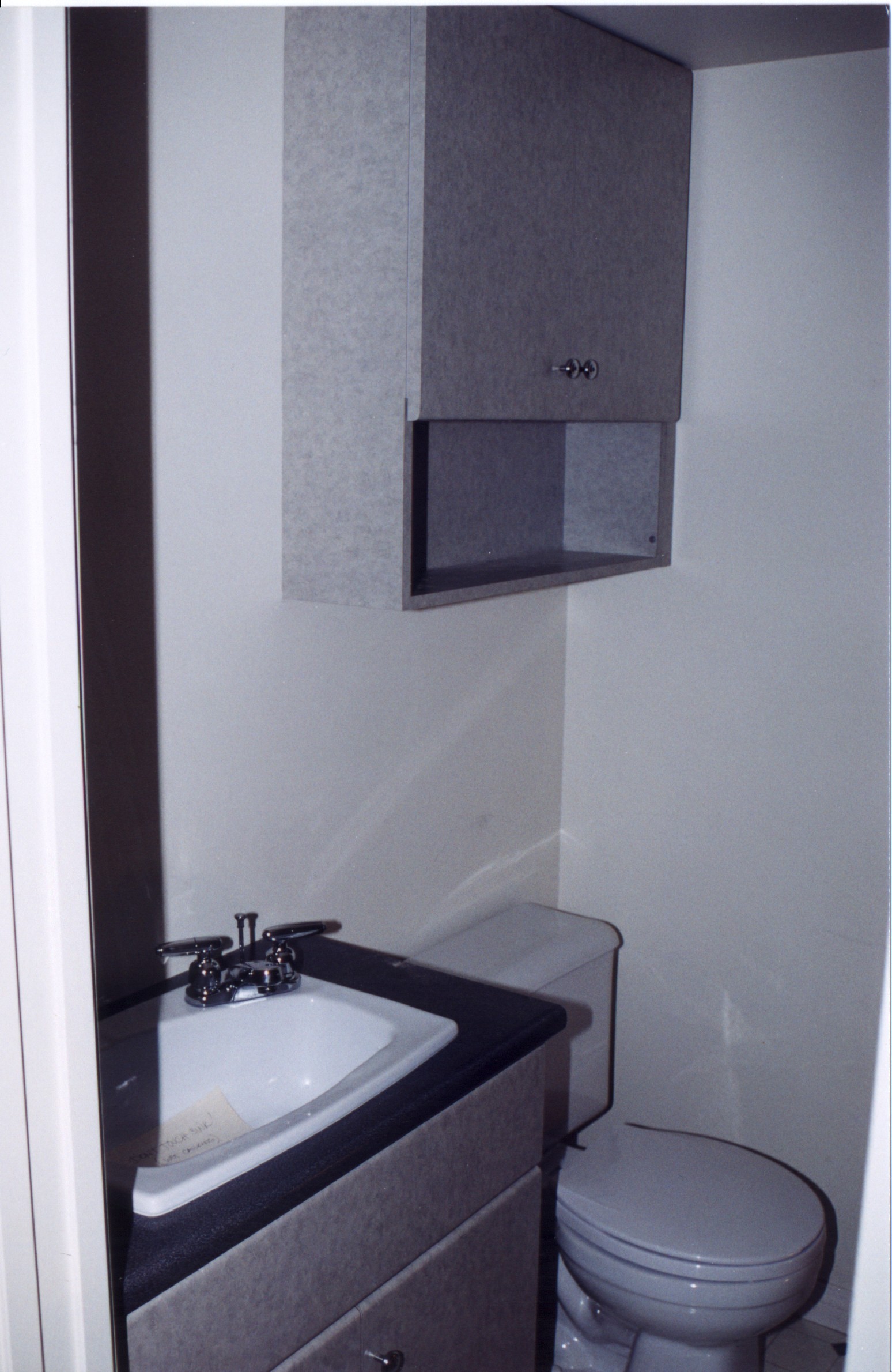 Boys-Bathroom-1.jpg, 581299 bytes, 1/27/01