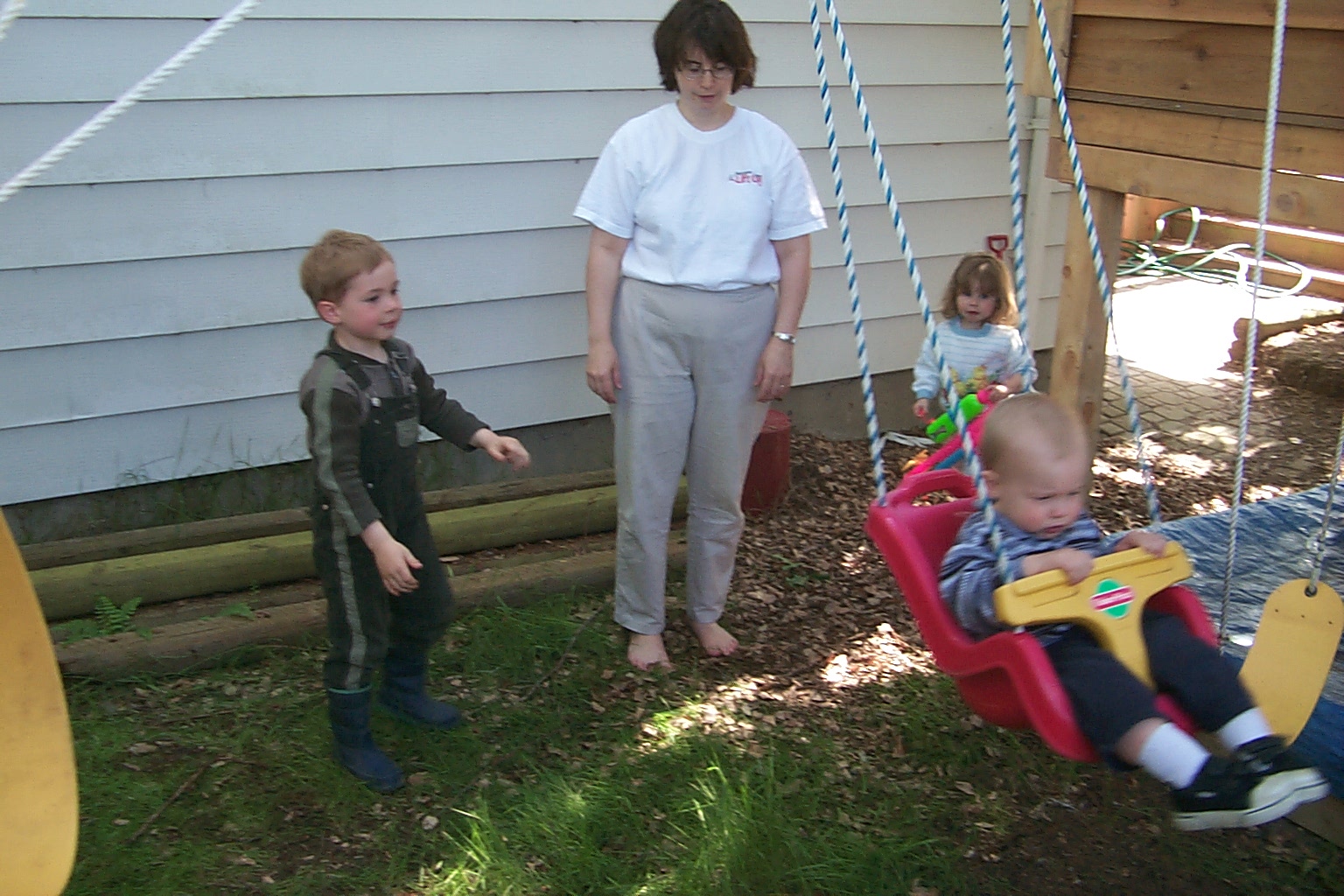 Spenser on swing.jpg, 425860 bytes, 5/22/00