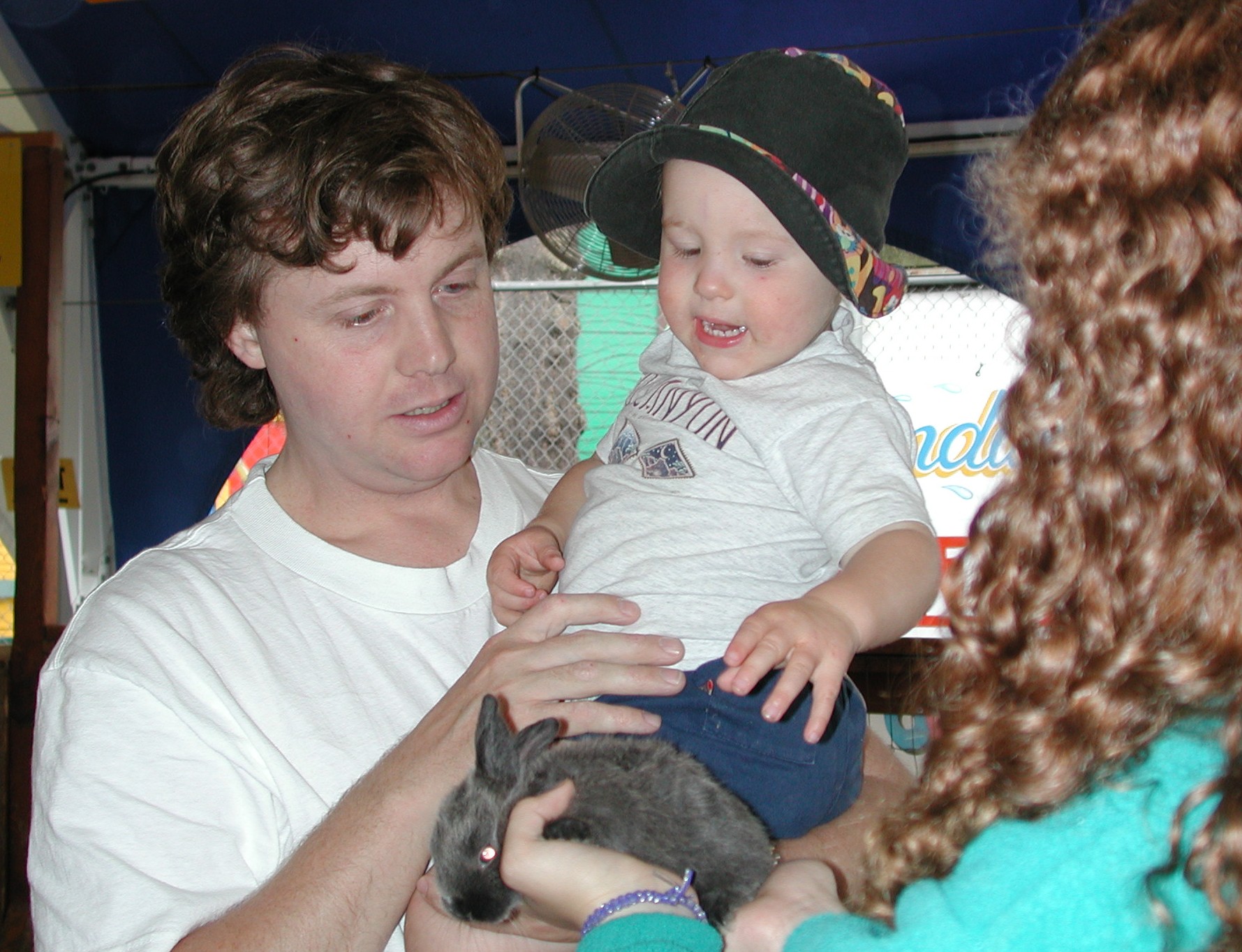 Spenser pats bunny.JPG, 493822 bytes, 8/19/00